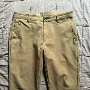 Vuori Cascade Tech Chino Pants 32 Oregano
